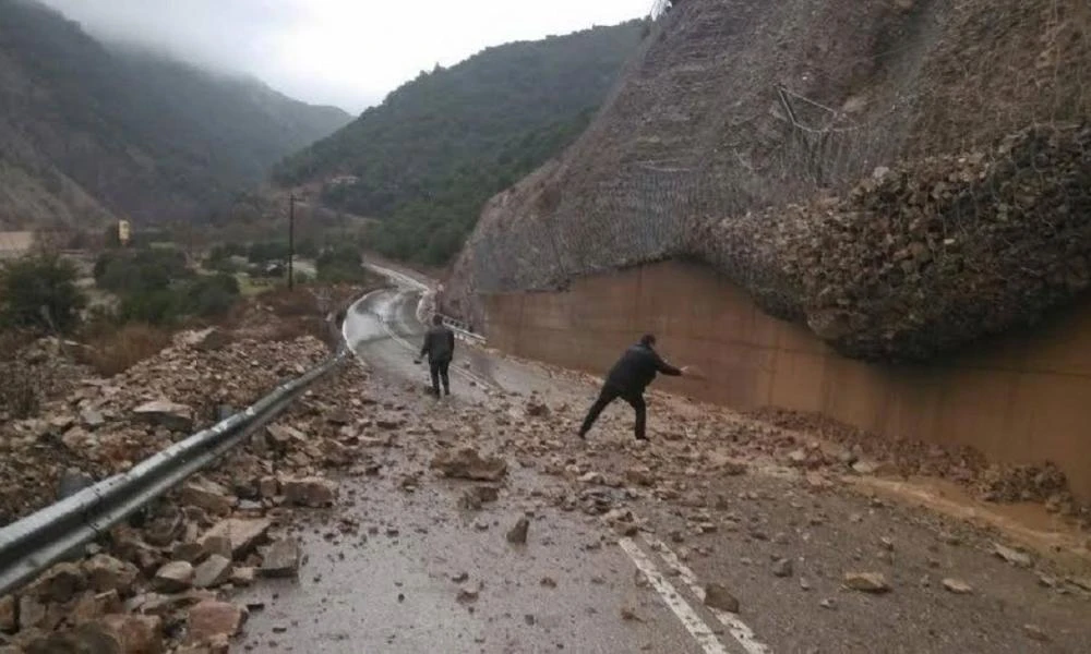 Κατολίσθηση στην επαρχιακή οδό Πλατάνας-Ποταμίας στην Εύβοια